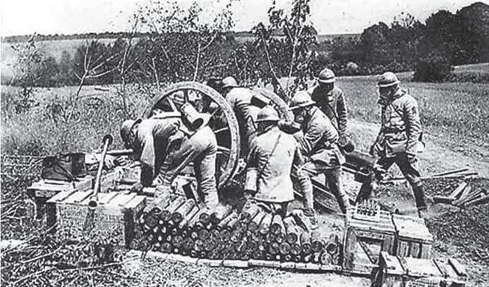 Французские артиллеристы ведут огонь химическими снарядами